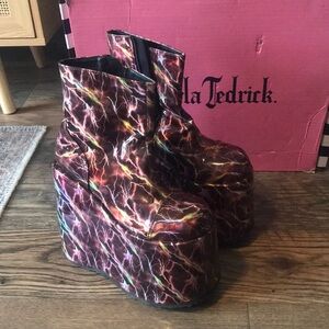 Size 8/ 7 inch platform ankle boot